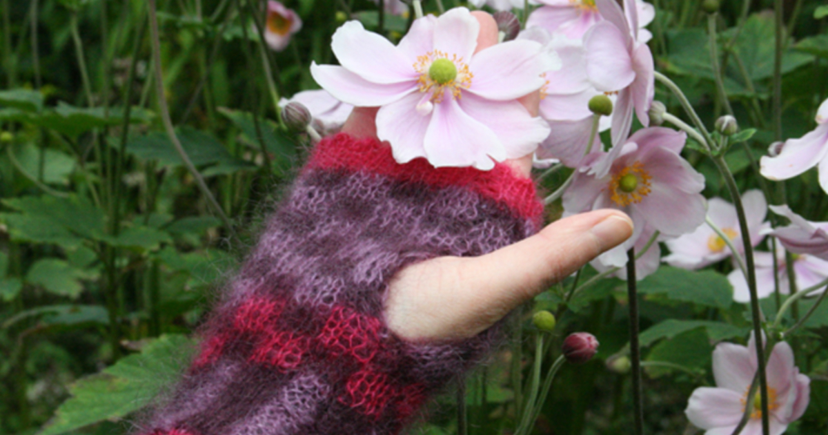 Read more about the article Anemone fingerless mittens – a gorgeous new pattern
