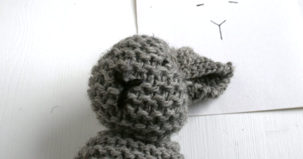 Read more about the article How to make a bunny from a knitted square