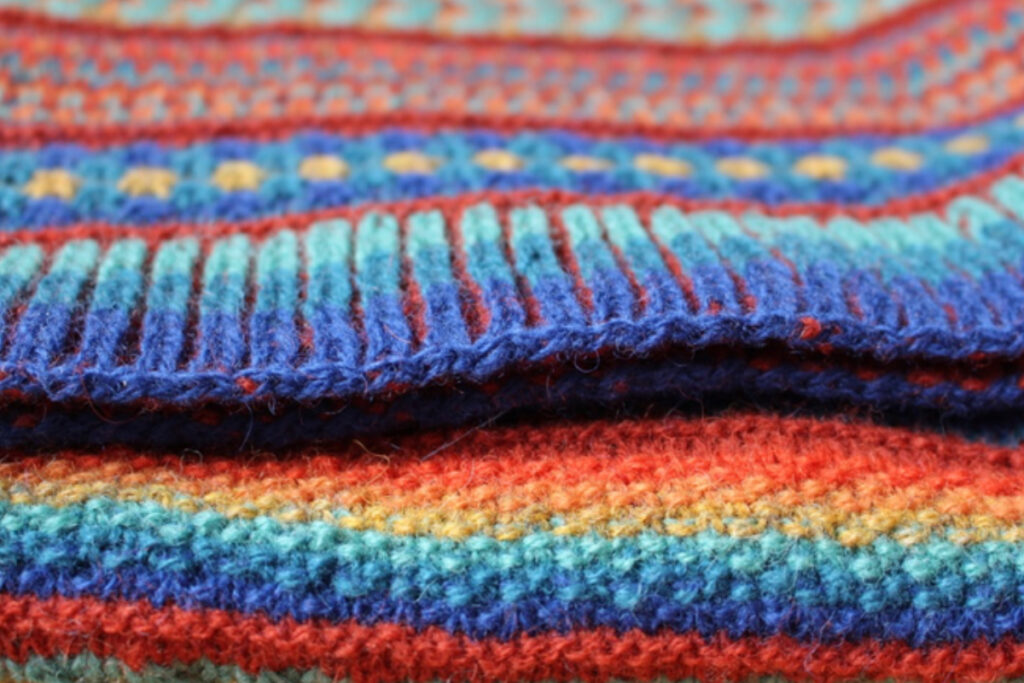 Detail of stitch patterns and brioche stitch border of Painterly shawl