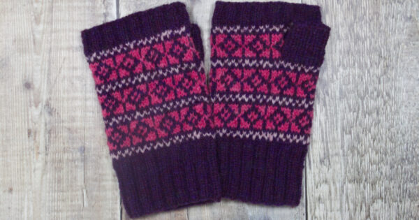 Read more about the article Tesserae fingerless mittens